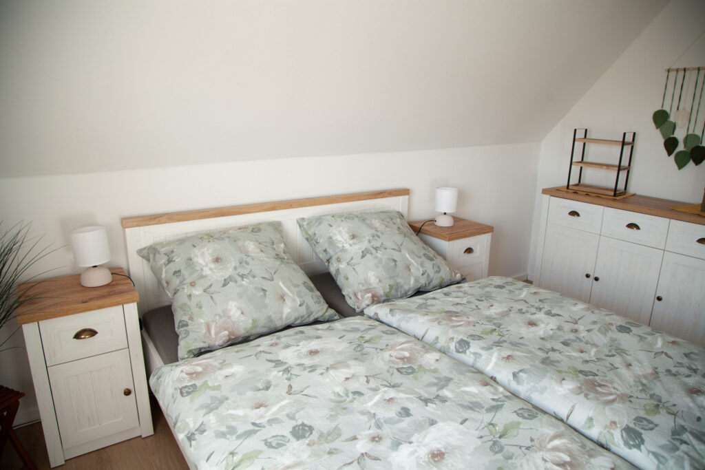 Schlafzimmer King Size Bett - Ferienwohnung Augustfehn