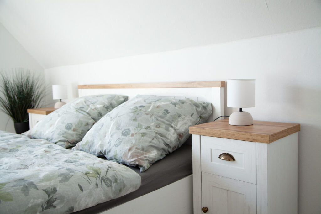 Schlafzimmer King Size Bett Detail - Ferienwohnung Augustfehn