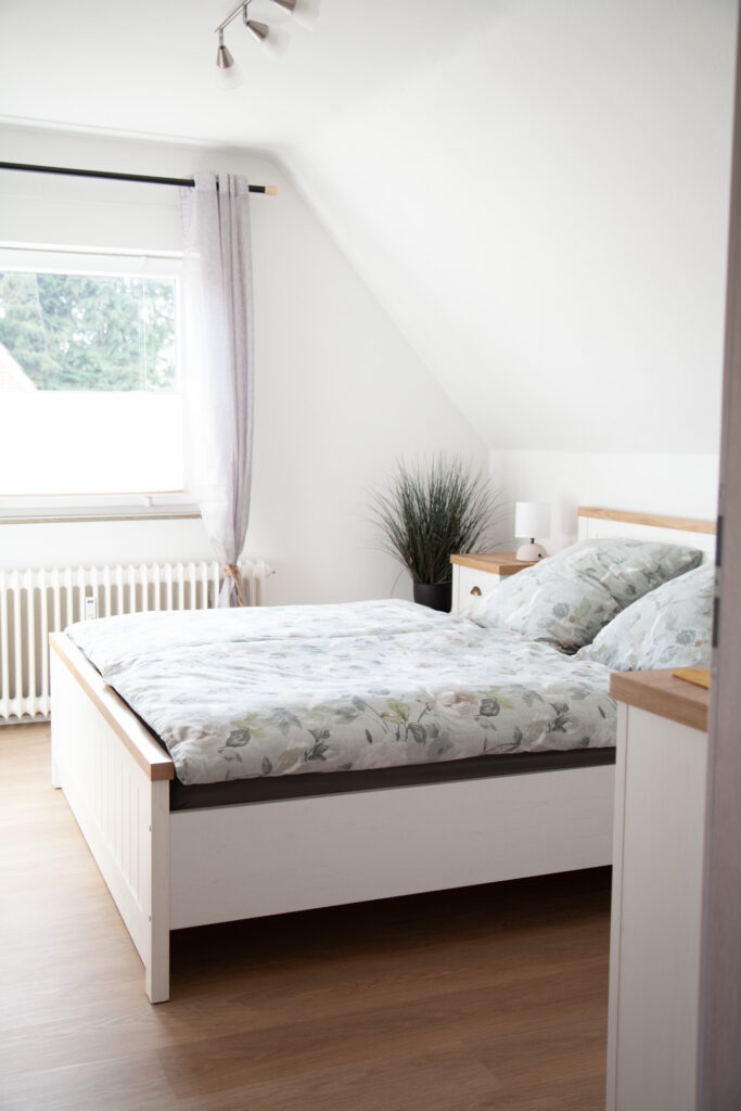 Schlafzimmer King Size Bett - Ferienwohnung Augustfehn