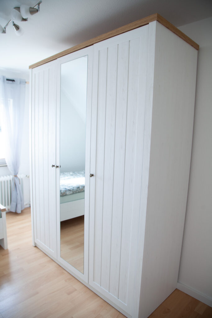 Kleiderschrank - Ferienwohnung Augustfehn