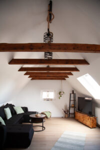 Wohnzimmer Deckenbalken - Ferienwohnung Augustfehn